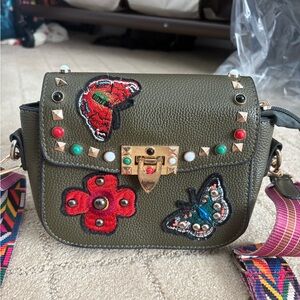 Chloe K New york , Olive green crossbody with embroidered patches